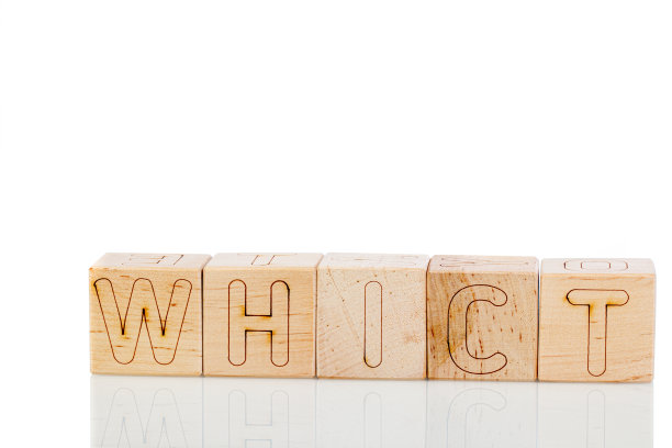 白色背景上带有白色字母的木制立方体图片下载