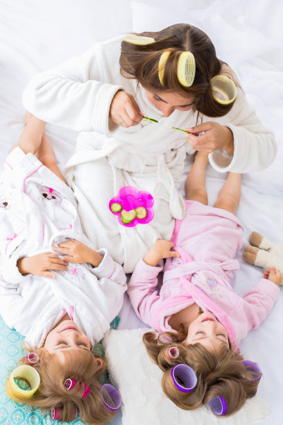妇女和儿童在床上。图片下载