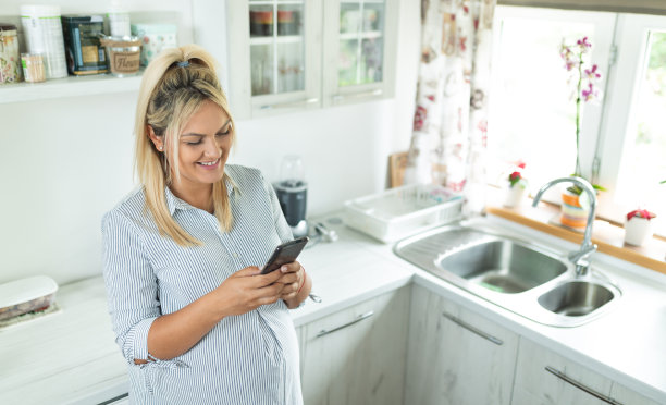 用手机的漂亮孕妇图片下载