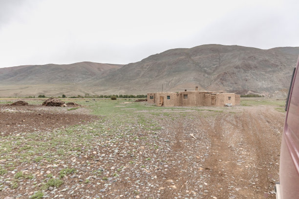 这是一辆离开蒙古游牧民族冬季家园的汽车。从车窗拍摄的照片。图片下载