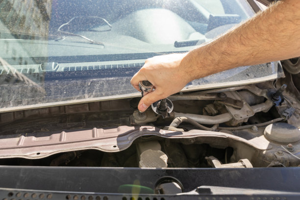 汽车修理工在汽车修理厂工作。修复。图片下载