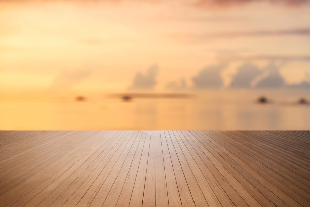 空的木制平台在海边与日落的天空背景图片下载