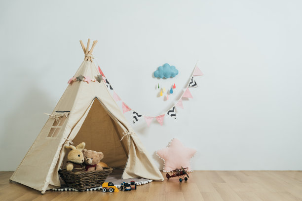 舒适气氛的儿童游戏室，游戏帐篷和填充玩具，白色的墙壁背景。空房间内部的孩子装饰可爱的配件。图片下载