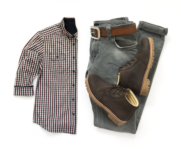 男士服装，棕色靴子，皮带，衬衫和灰色牛仔裤孤立在白色背景。俯视图图片下载