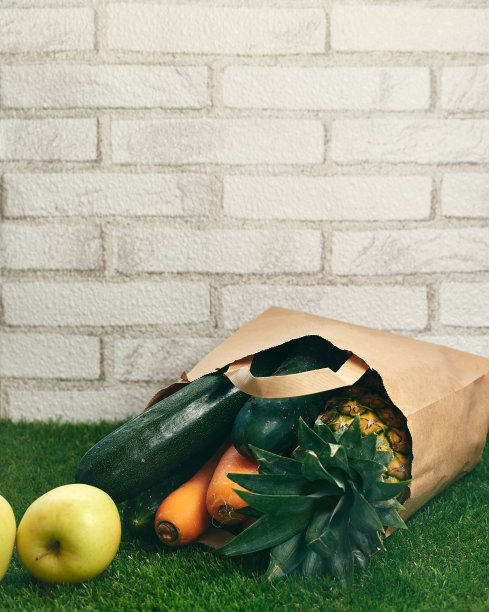 购物袋由可回收材料与有机蔬菜和水果。图片下载