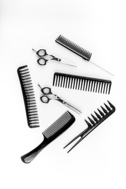 梳子，发刷，剪刀——发型师的设备——自上而下地放在白色的桌子上图片下载