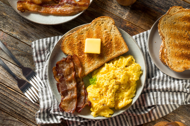 美国自制炒鸡蛋加培根早餐图片下载