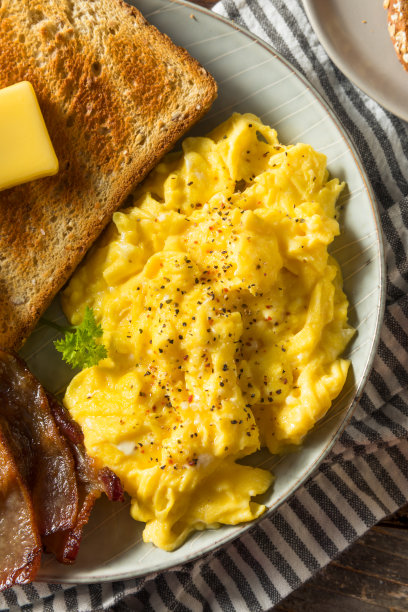 美国自制炒鸡蛋加培根早餐图片下载