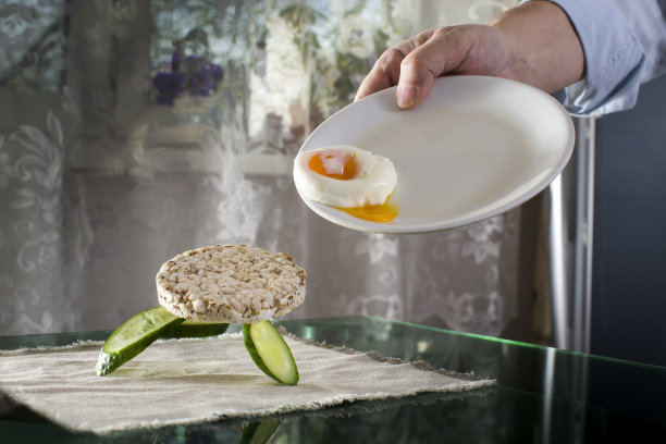 一个男人把早餐从盘子里掉了出来图片下载