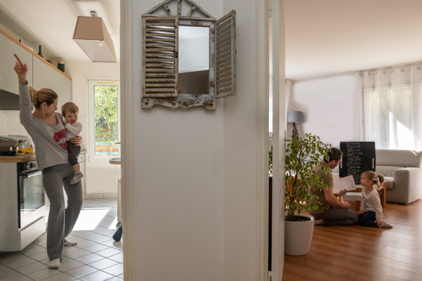 母亲在厨房跳舞，父亲和女儿一起做功课图片下载