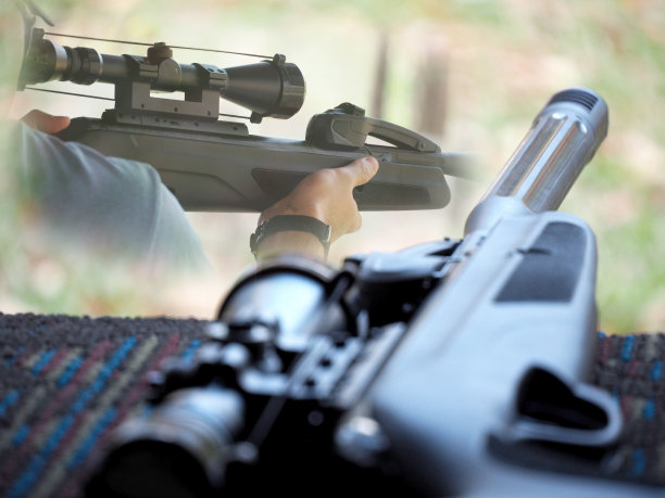 一名男子在户外射击场射击图片下载