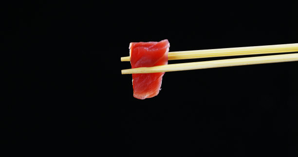 寿司，生鱼片，浦城和夜拍的微距镜头。这是一道典型的日本菜，以米饭、鲑鱼或金枪鱼、虾和鱼卵为背景，配以黑色图片下载