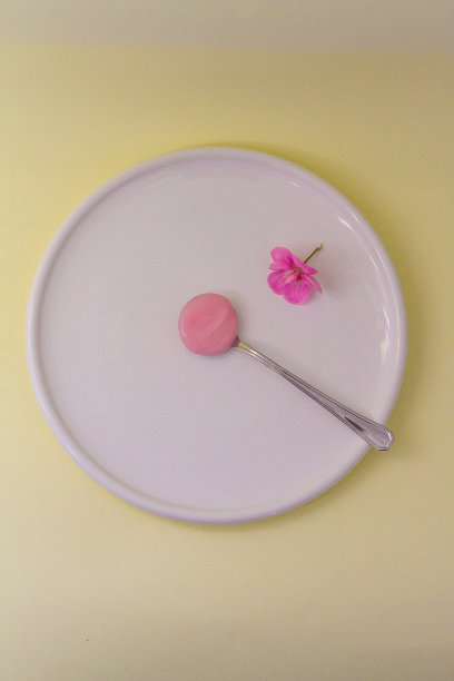 美味的甜粉色奶油在白色的背景图片下载