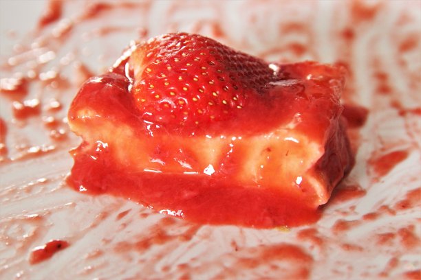 一块草莓芝士蛋糕图片下载