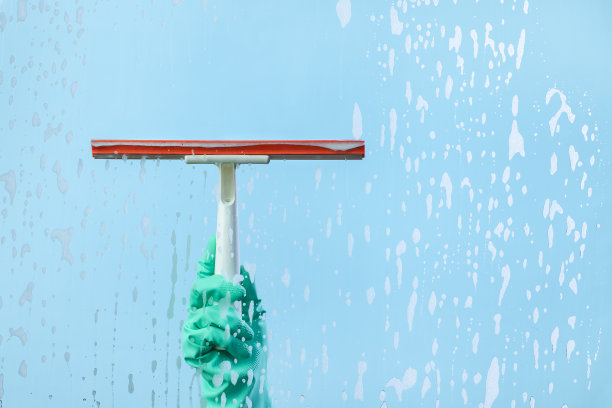 洗碗手套和清洁雨刷隔离在蓝色背景上图片下载