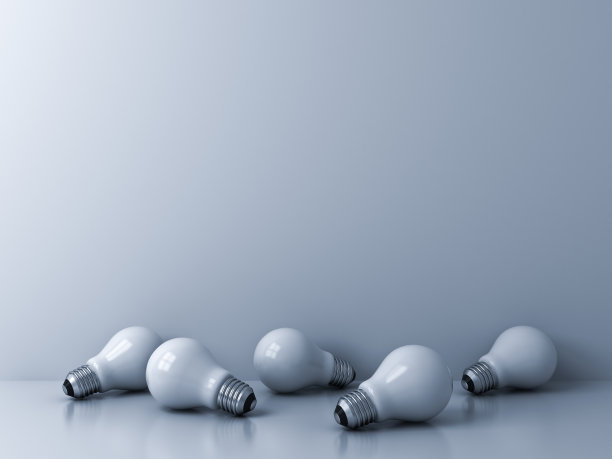 空白的3d背景与白色灯泡在地面上图片下载