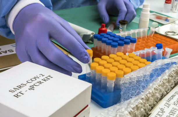 护士在医院仓库打开Covid-19 PCR试剂盒包装盒，概念图片图片下载