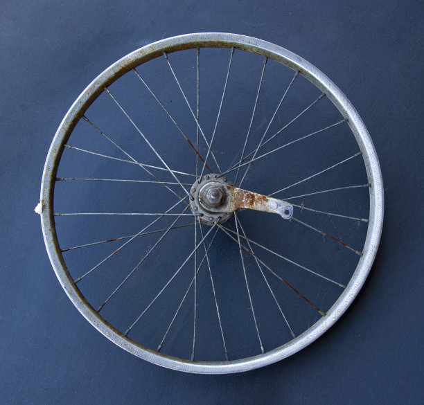 旧自行车车轮上的单色背景图片下载