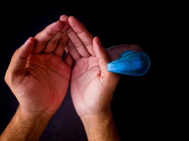 展示使用洗手液消毒双手，预防新型冠状病毒(covid - 19)图片下载