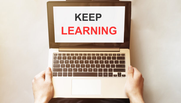 穿着深色牛仔裤的男人们双手在笔记本电脑上打字。保持学习的文本图片下载