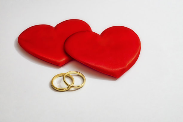 白色背景上的红心和结婚戒指图片下载