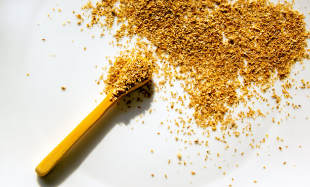 木勺和香料组成孤立在白色的背景。图片下载