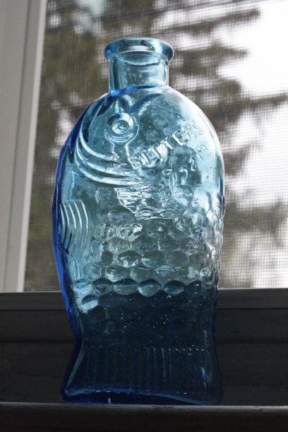 蓝色玻璃空瓶。图片下载