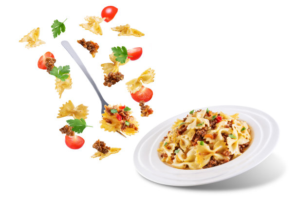 碎牛肉番茄酱意面在一个白色孤立的背景图片下载
