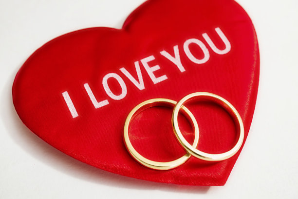 白色背景上的红心和结婚戒指图片下载
