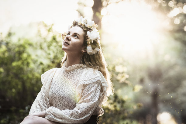 年轻女子戴着花冠在森林里，有着自然的美丽图片下载