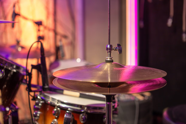 鼓，钹，嗨帽子在一个美丽的背景在录音棚。音乐家排练的地方。音乐创造力的概念。图片下载