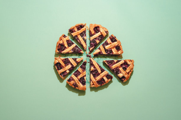 切蓝莓派。格子饼皮俯视图图片下载