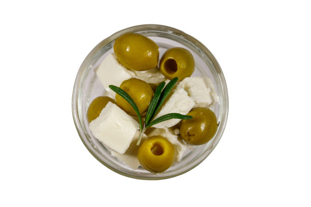 菲达奶酪块与绿橄榄和迷迭香在玻璃碗孤立在白色背景图片下载