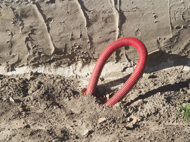 埋在管罩内的电缆图片下载