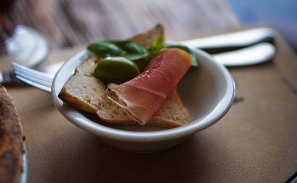 餐厅里的食物，酒，肉，沙拉，炖蔬菜。库存图片图片下载