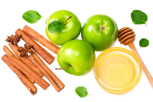 绿苹果切片，绿叶，肉桂，蜂蜜和八角孤立在白色背景。俯视图图片下载