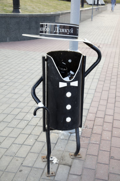 格罗德诺大街上的垃圾桶。感谢函写在帽子上图片下载