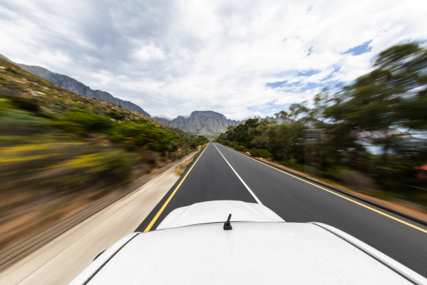 丰田在道路上运动模糊图片下载
