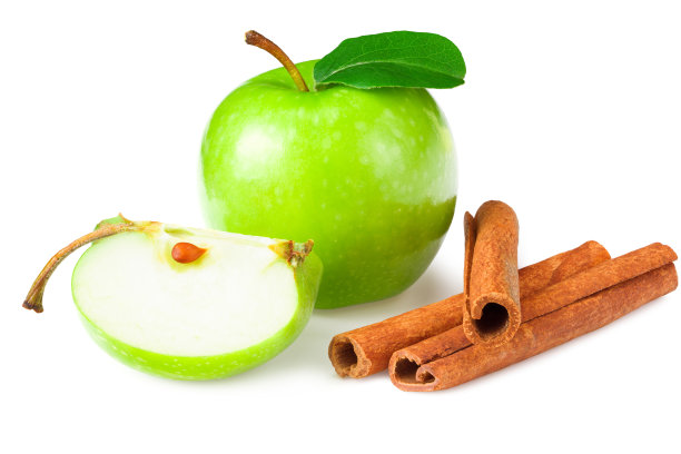 绿苹果切片，绿叶和肉桂孤立在白色背景图片下载