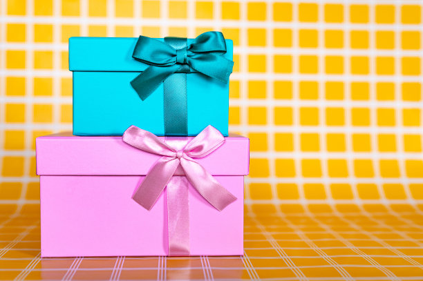 一堆粉色和蓝色礼品盒上的黄色方格背景照片图片下载