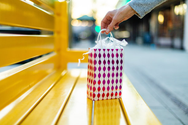 日落时分都市环境中的女性赠送礼物图片下载