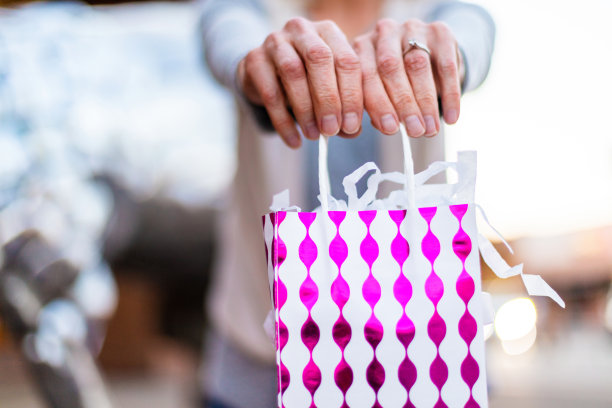 日落时分都市环境中的女性赠送礼物图片下载