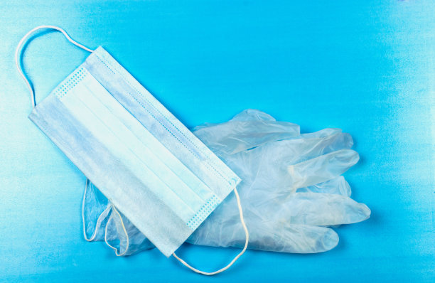 防护冠状病毒，医用口罩和手套。在公共场所的保护手段。图片下载
