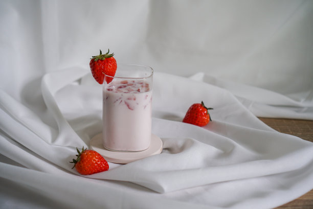 冰草莓牛奶。图片下载