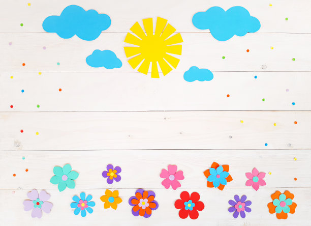 夏日的花朵，太阳，云彩，由多色的纸，一步步组成。孩子自己动手做工艺品。可爱的DIY手工艺术创意在一张木桌上。俯视图，复制空间图片下载