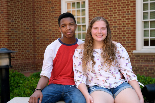 12岁的男孩和女孩以男朋友和女朋友的身份经历初恋。图片下载