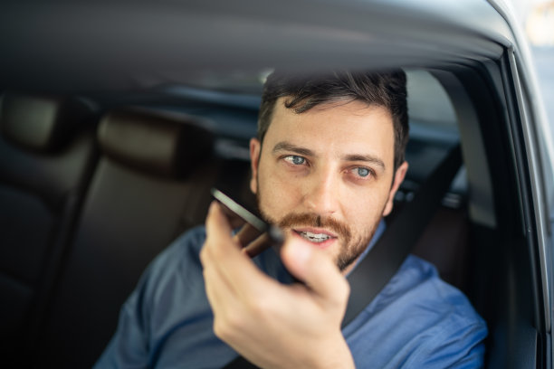 商人在汽车的乘客座位上打电话图片下载