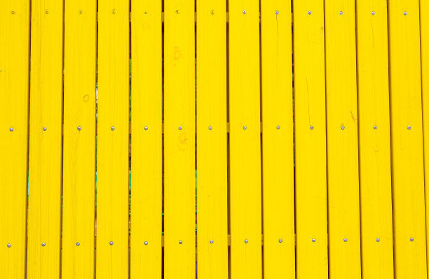 漆成黄色的新木栅栏图片下载