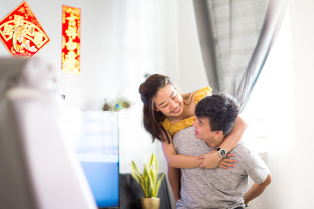 一对可爱的年轻夫妇在客厅里搭车图片下载