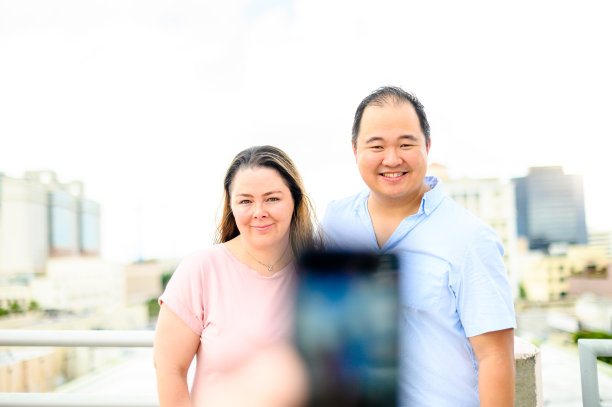 拍张照片，情侣们用手机拍照图片下载
